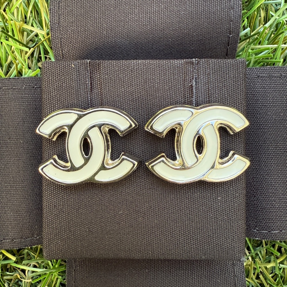 2025 25S CHANEL WHITE SILVER CC LOGO RESIN ENAMEL METAL STUDS EARRINGS SOLD OUT